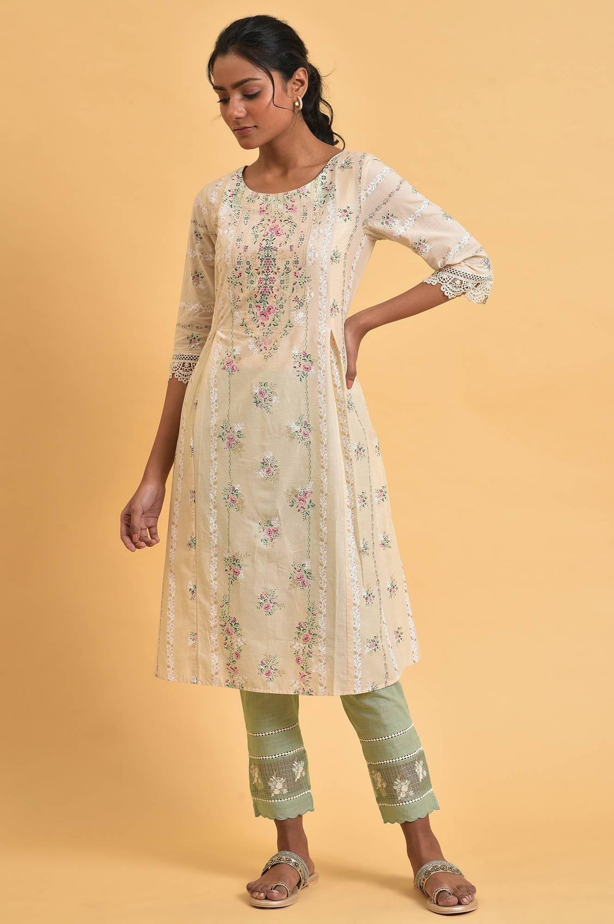 Beige Floral Print Round Neck Cotton kurta - XS