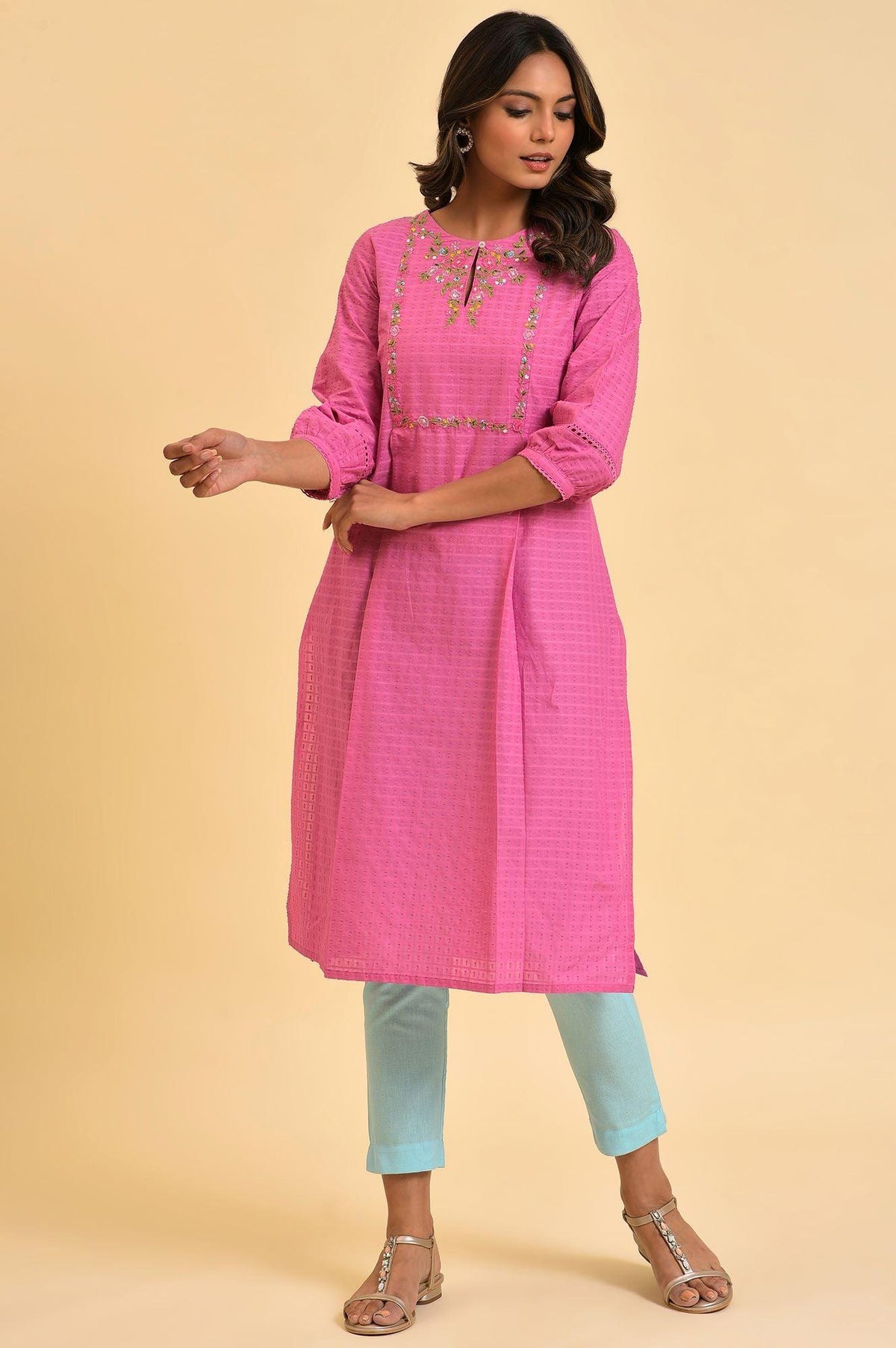Pink Floral Embroidered kurta In Textured Fabric - XS