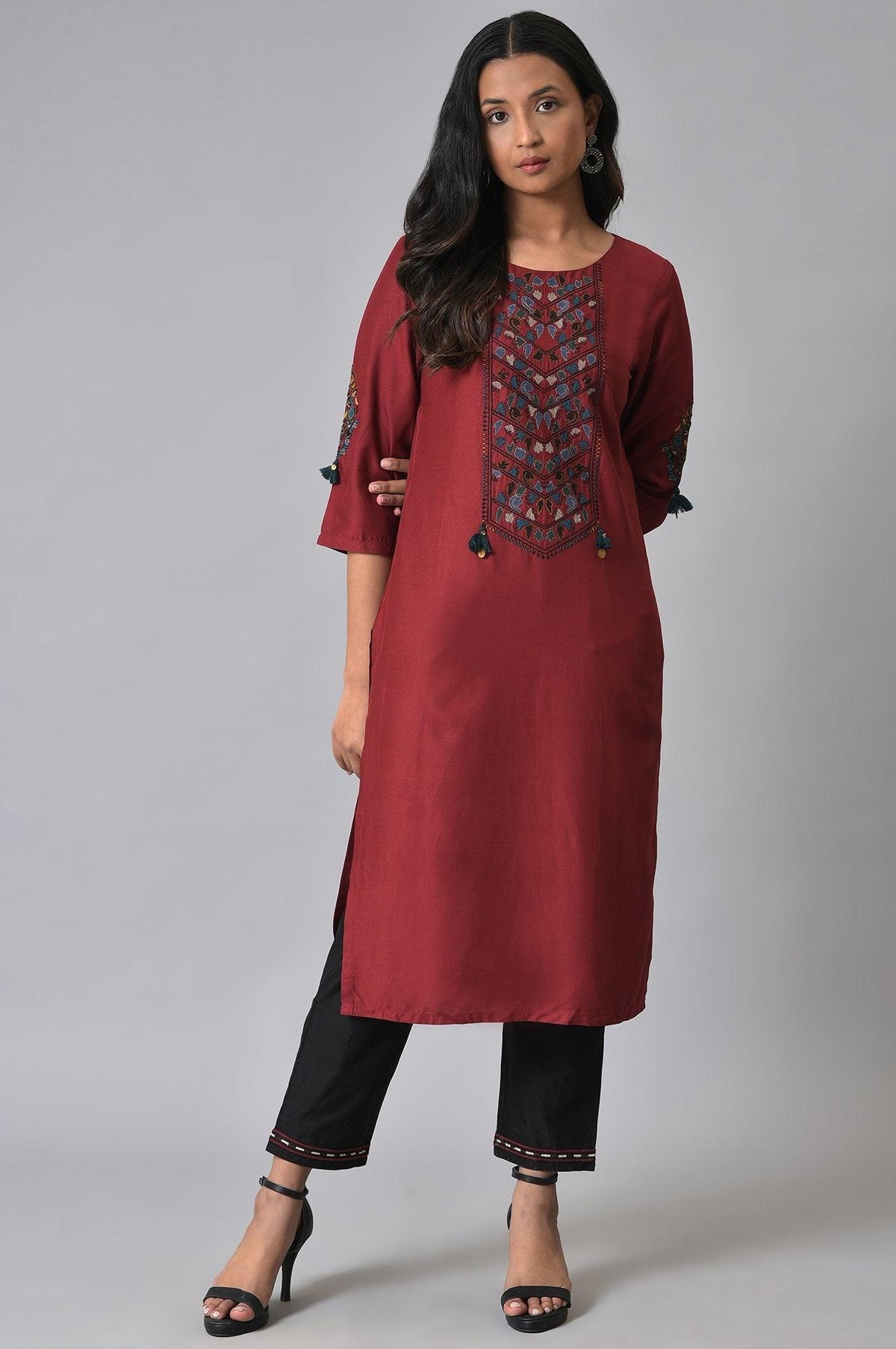 Maroon Round Neck Embroidered kurta Set - XS