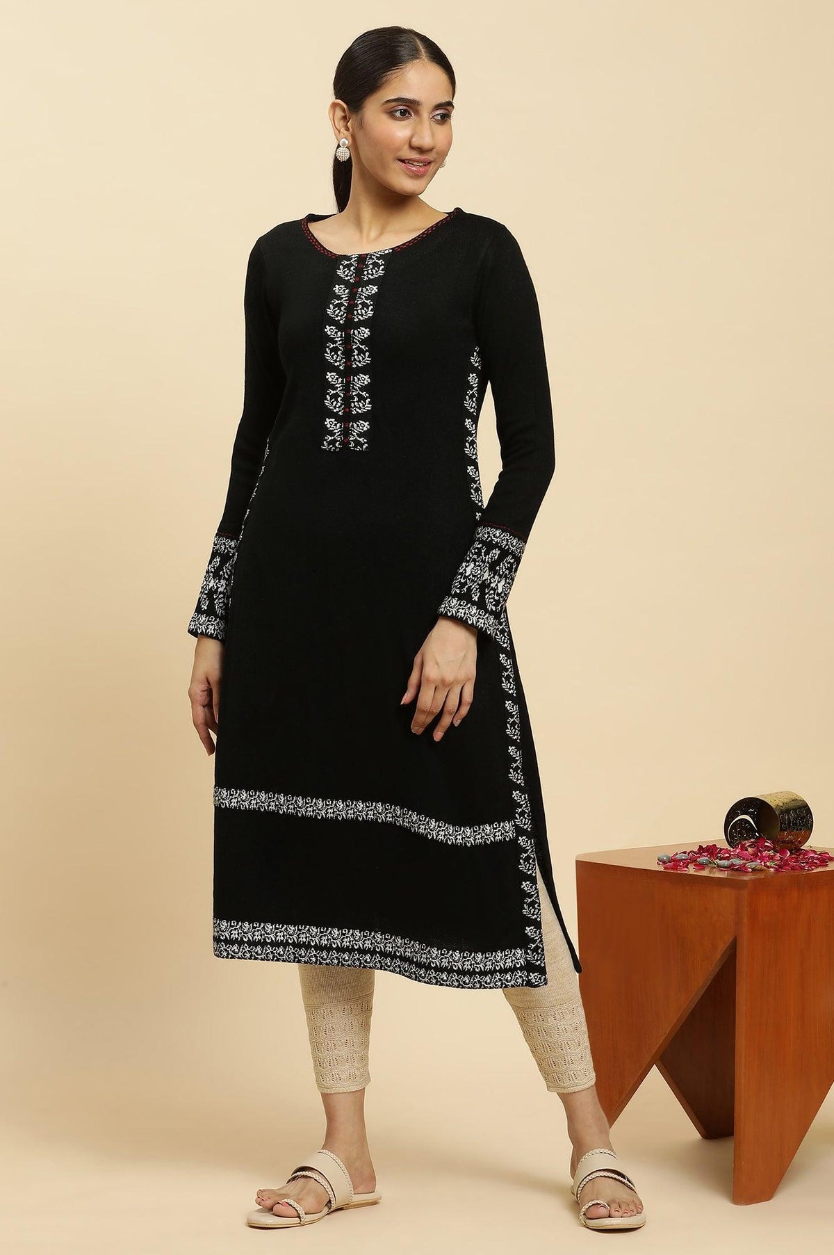 Black Embroidered Acrylic Winter Kurta And Tights Set - XS