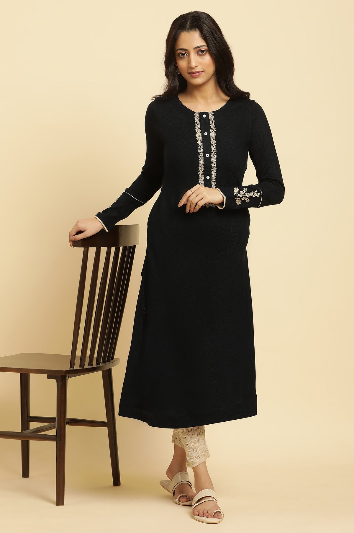 Black Embroidered Winter Kurta And Tights Set - XS