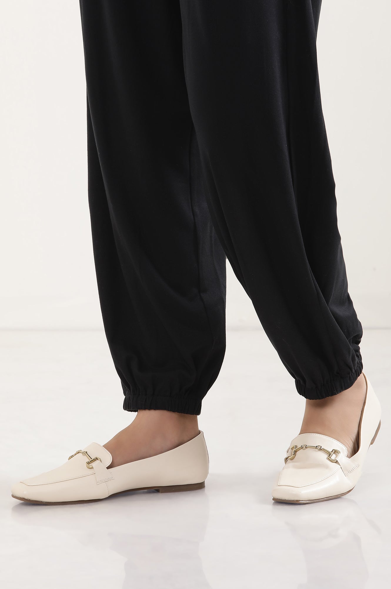 Black Solid Loose Fit Pants With Pleated Detail
