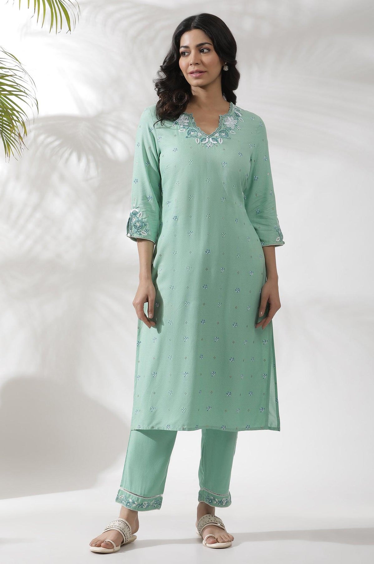 Green Floral Printed And Embroidered Kurta - XS