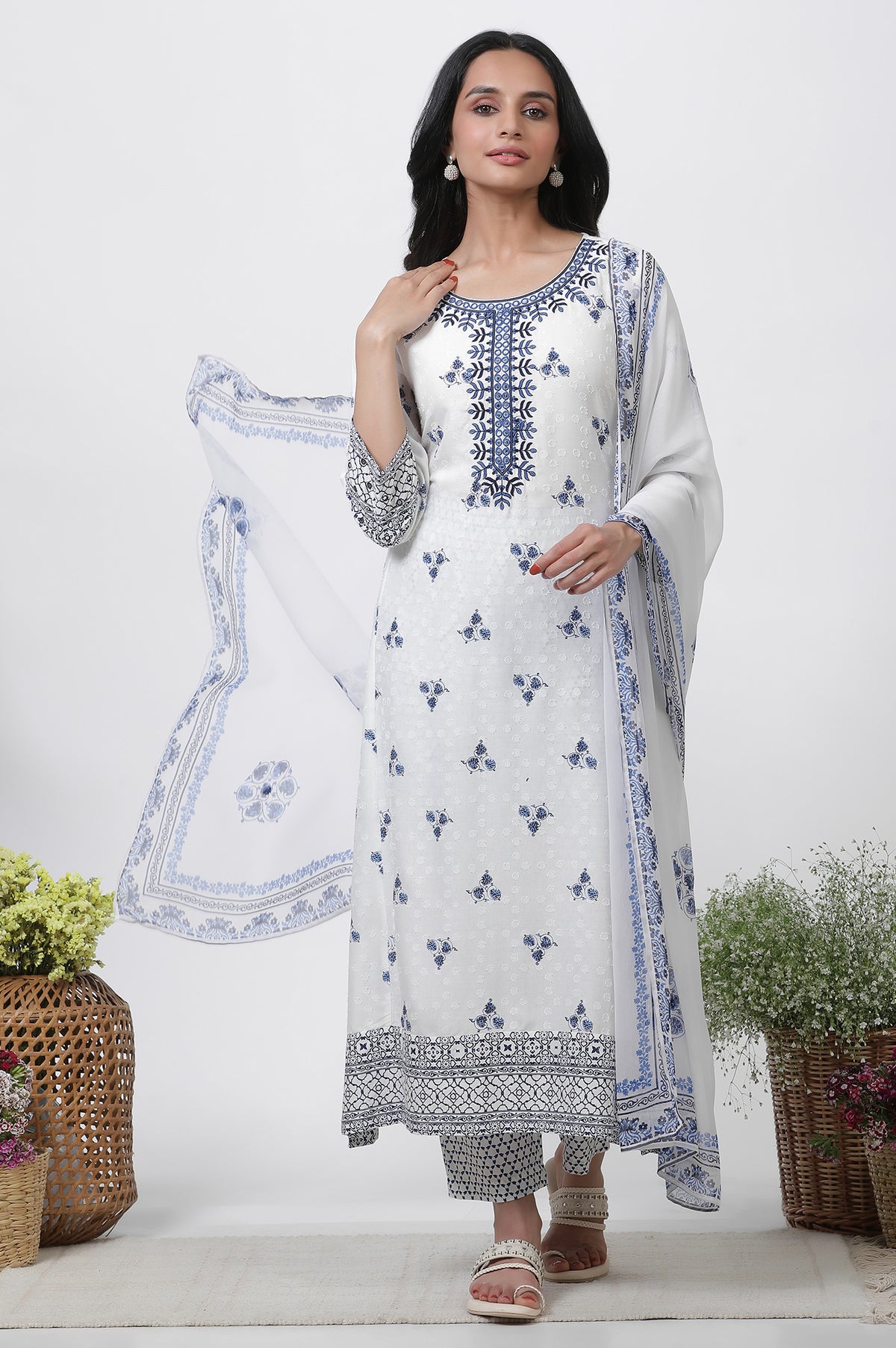 White Printed Kurta With Embroidery, Pants And Dupatta Set - XS