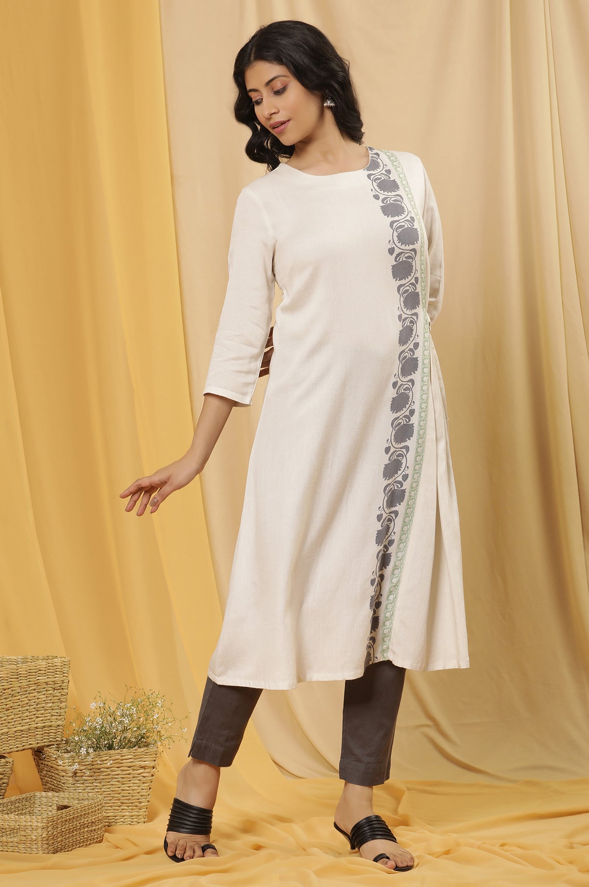 White Printed A-Line Kurta And Slim Pants Set - XS