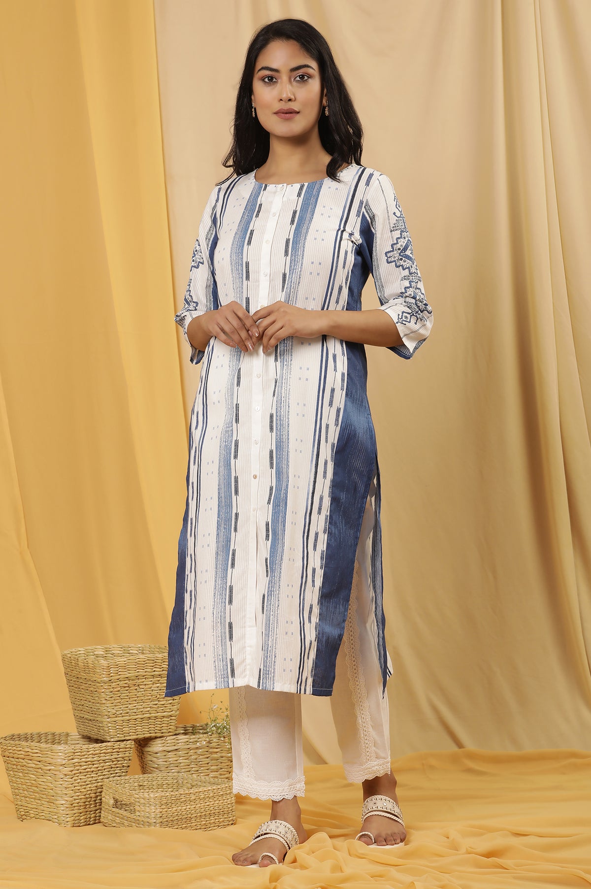 White Kantha Printed Kurta And Lace Straight Pants - XS