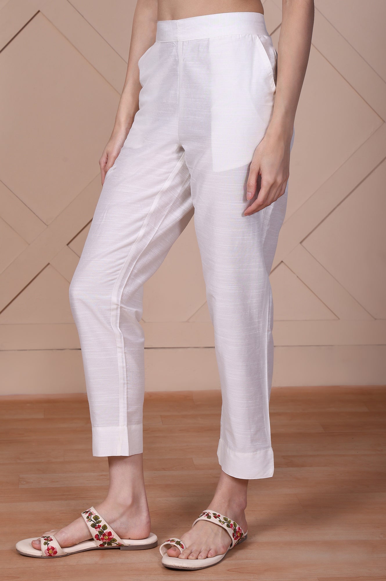 White Solid Mid Rise Ankle Length Slim Fit Trouser