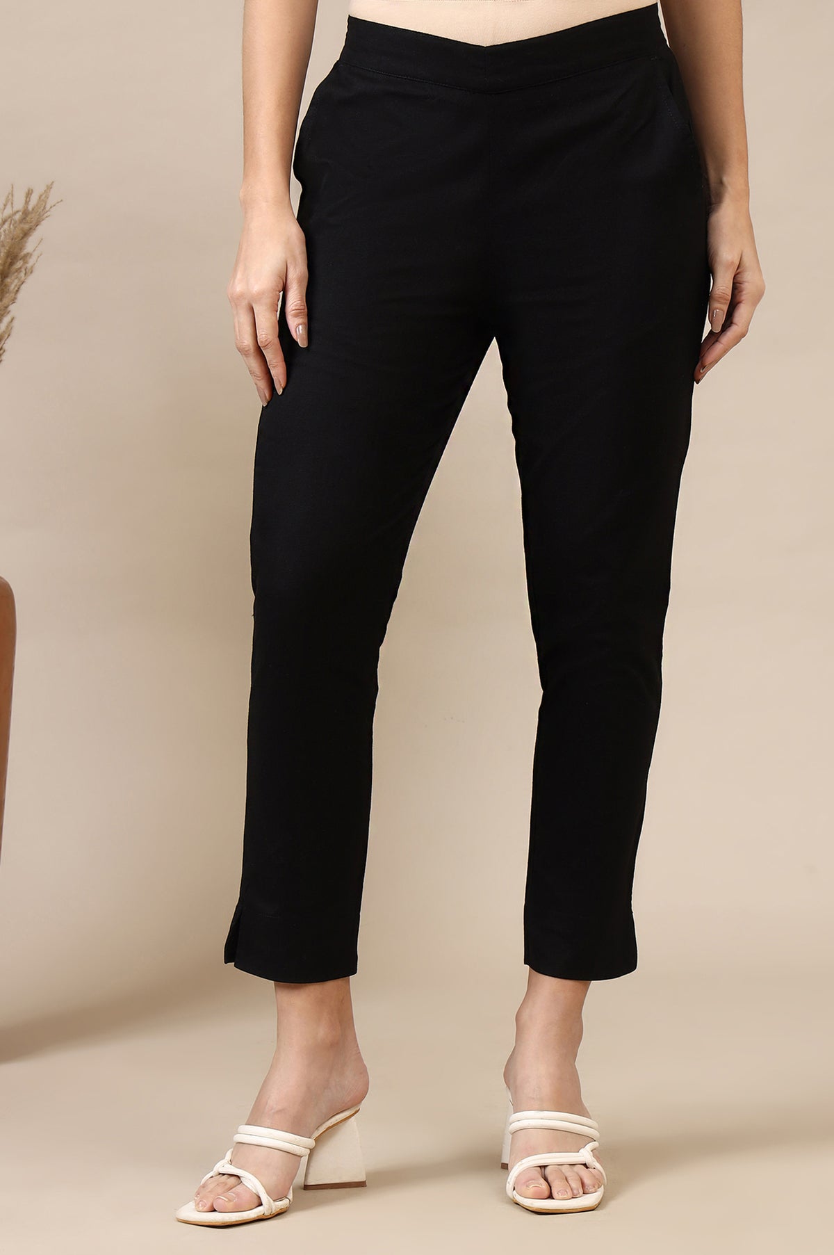 Elleven Women's Black Solid Cotton Flax Mid Rise Ankle Length Slim Fit Trouser - XS