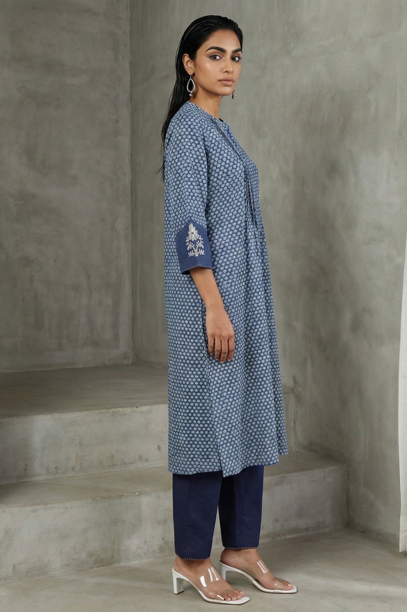 Blue Floral Thread Embroidered Pure Cotton Straight Kurta