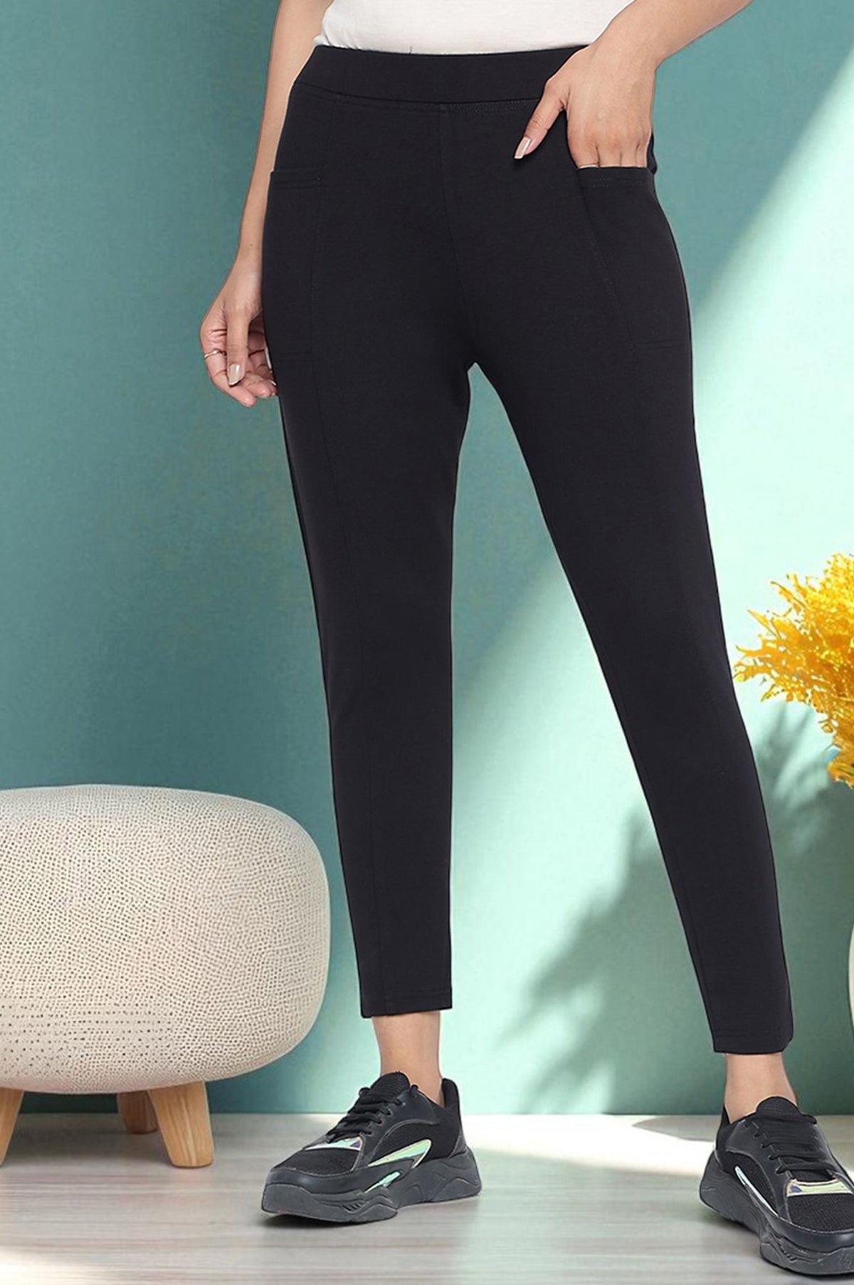 Elleven Women's Black Solid Mid Rise Tights in Calf Length - M