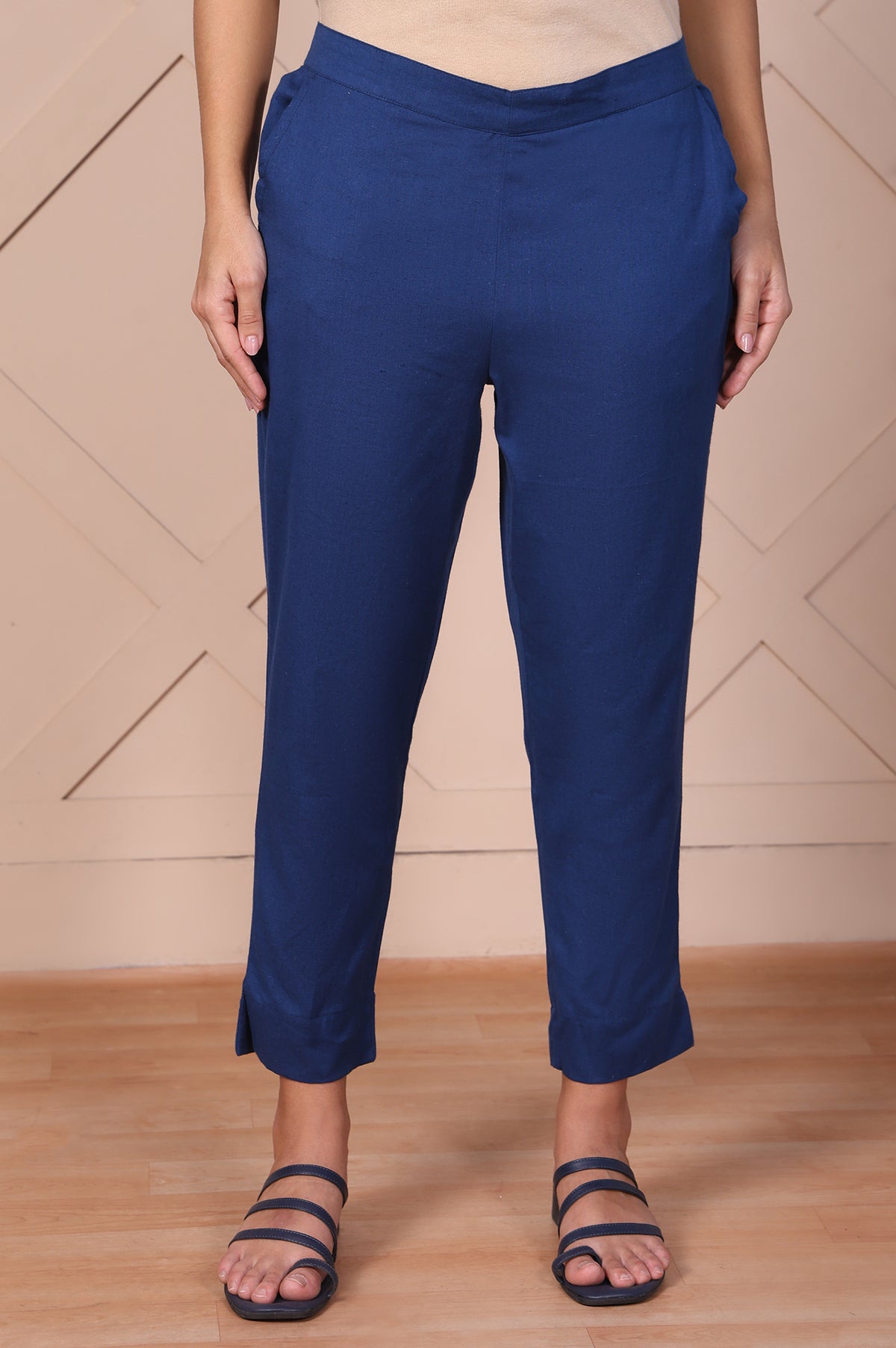Elleven Women's Blue Solid Cotton Flax Mid Rise Ankle Length Slim Fit Trouser - M