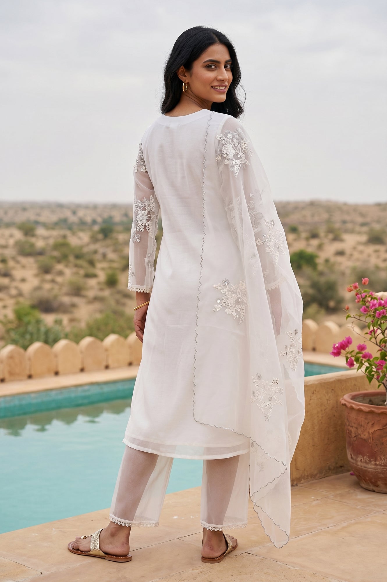 Off White Thread Embroidered Straight Kurta With Straight Pants And Dupatta Set