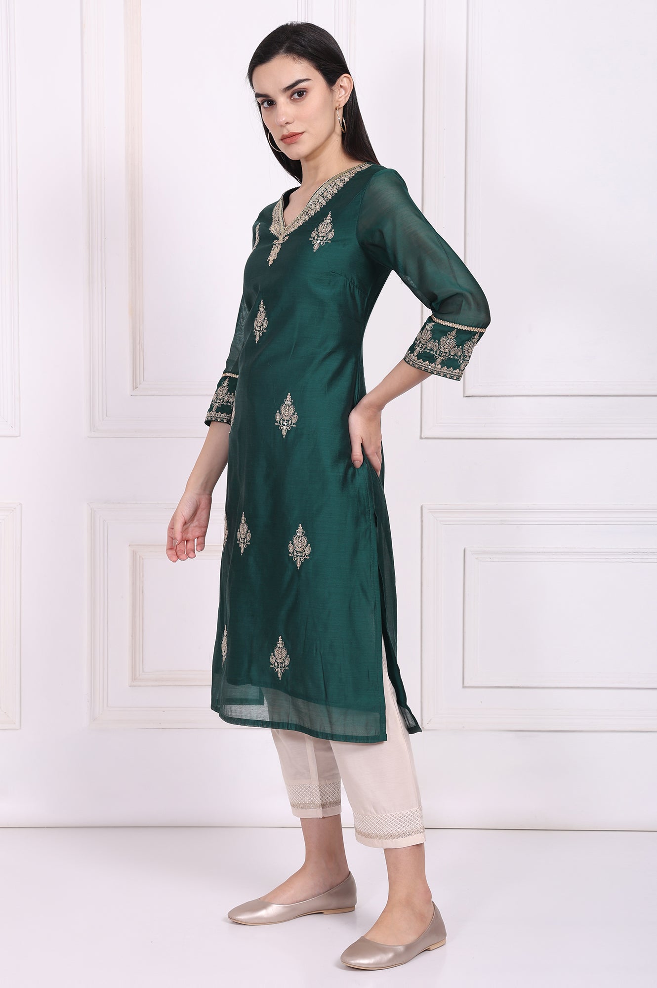 Green Embroidered Straight Kurta