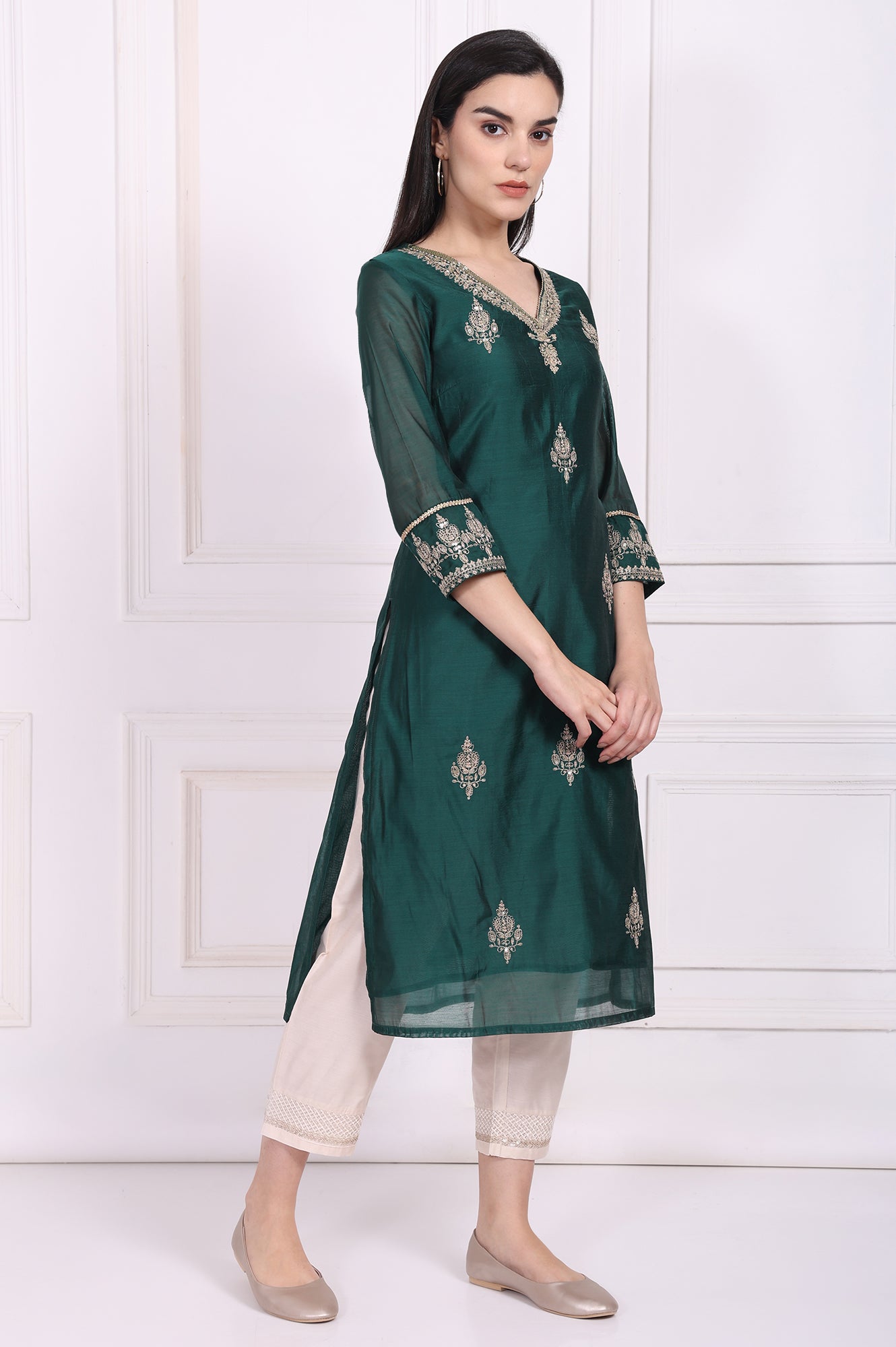Green Embroidered Straight Kurta