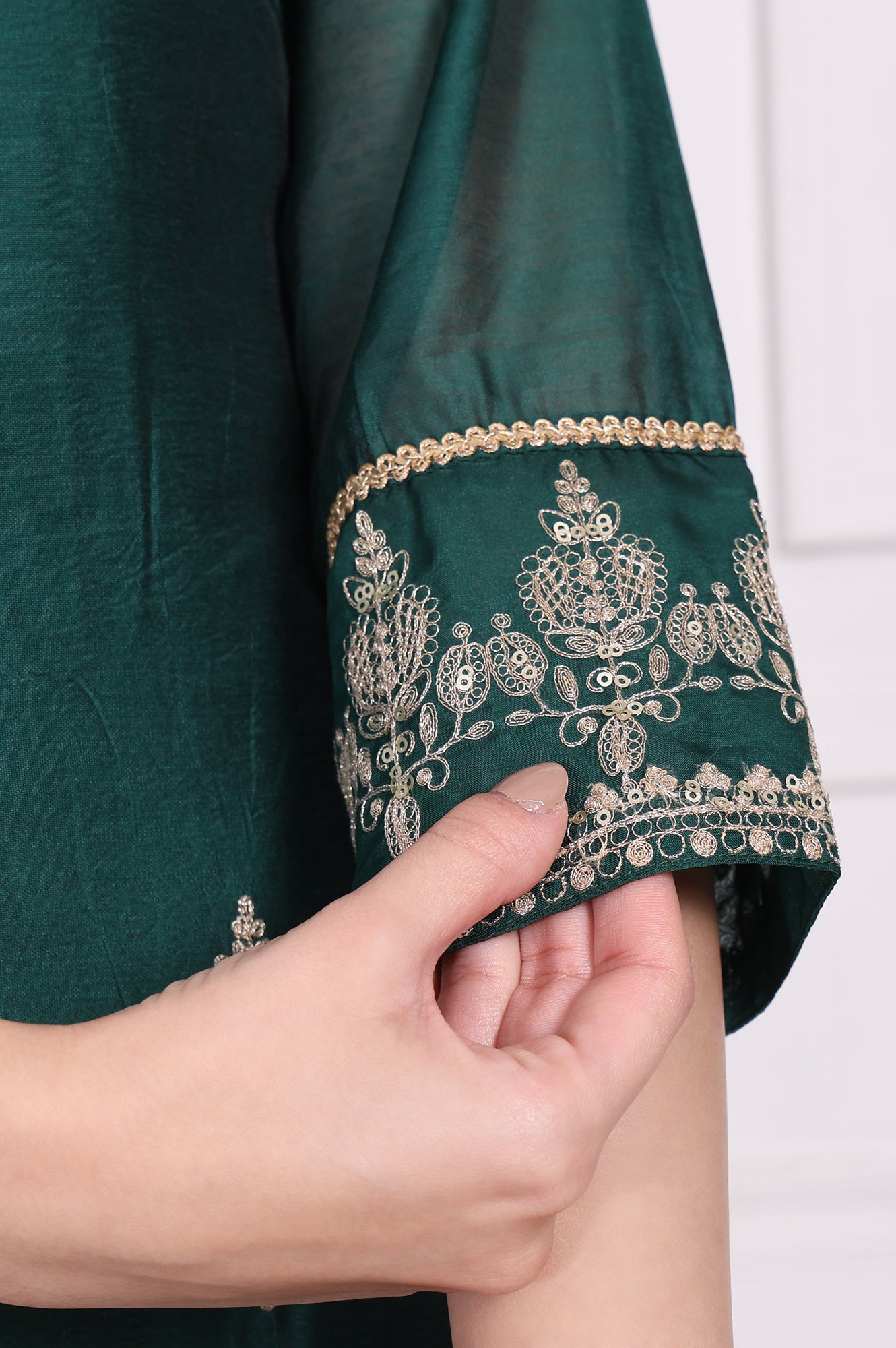 Green Embroidered Straight Kurta