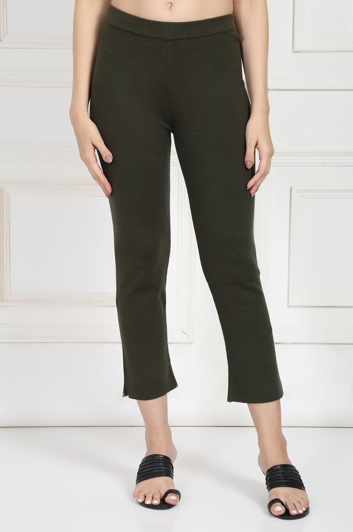Olive Solid Blend Mid Rise Ankle Length Slim Fit Straight Pants - S