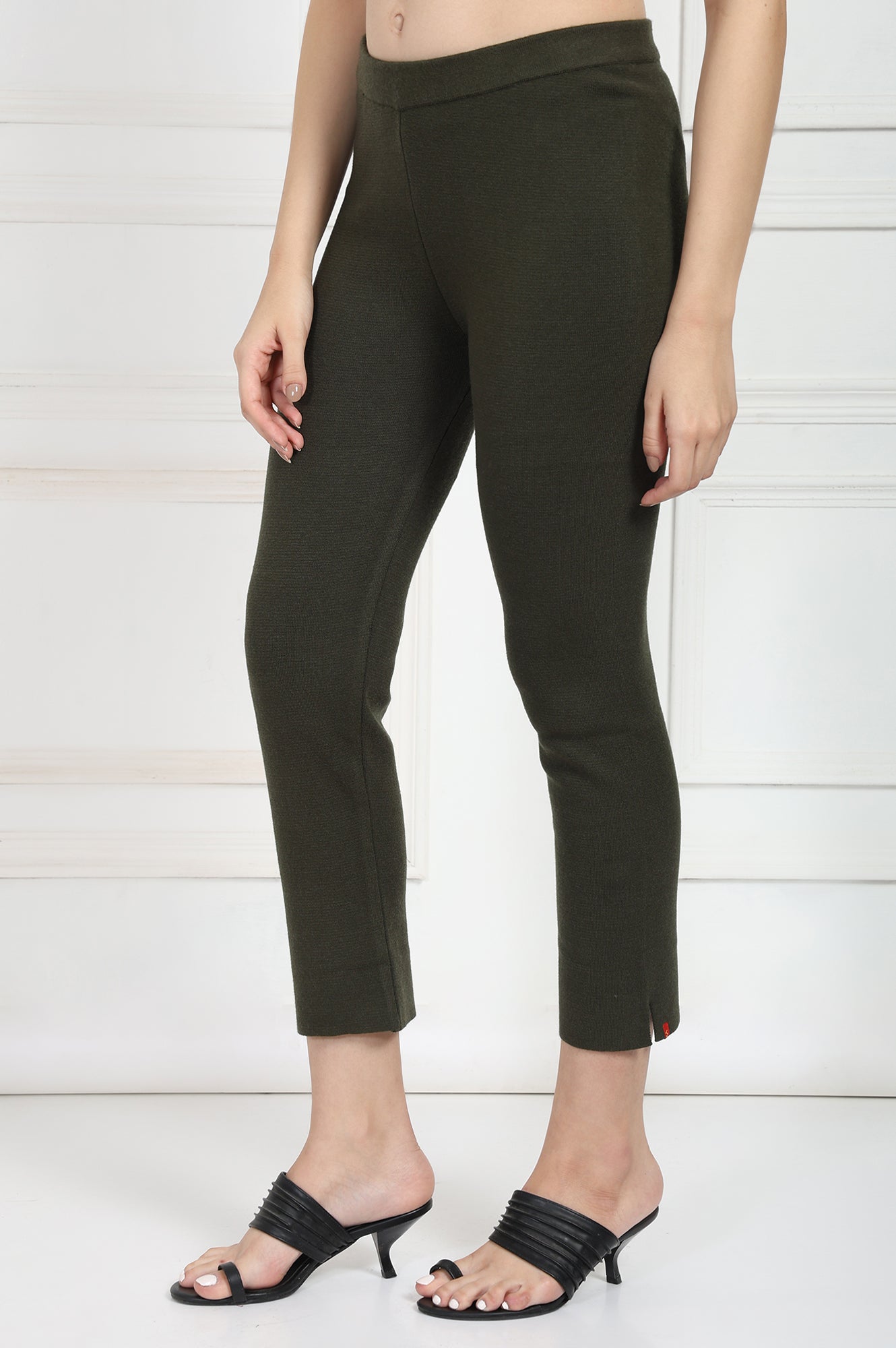 Olive Solid Blend Mid Rise Ankle Length Slim Fit Straight Pants