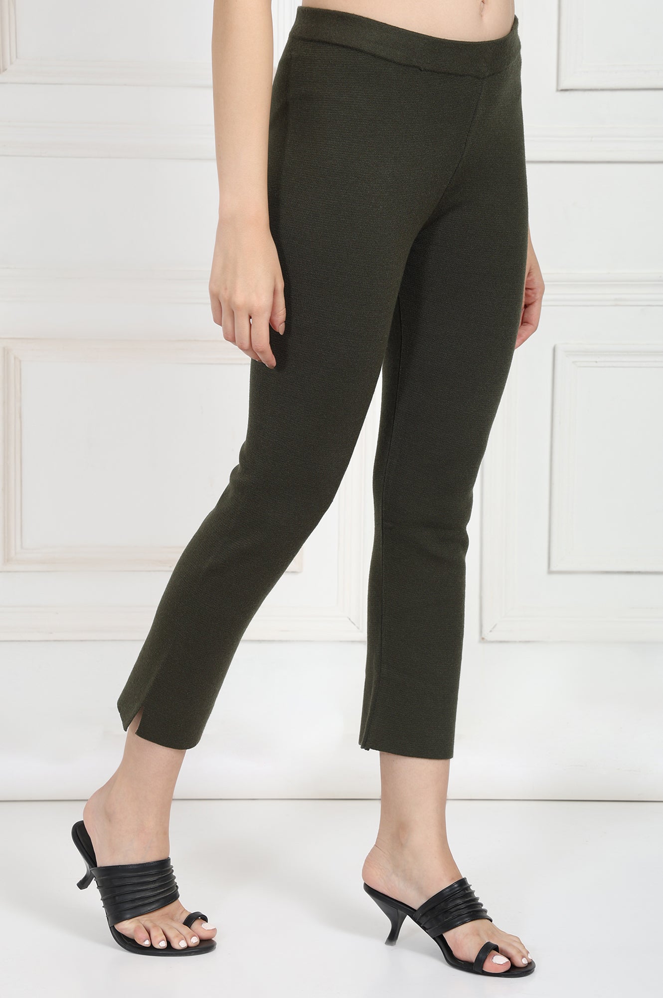 Olive Solid Blend Mid Rise Ankle Length Slim Fit Straight Pants