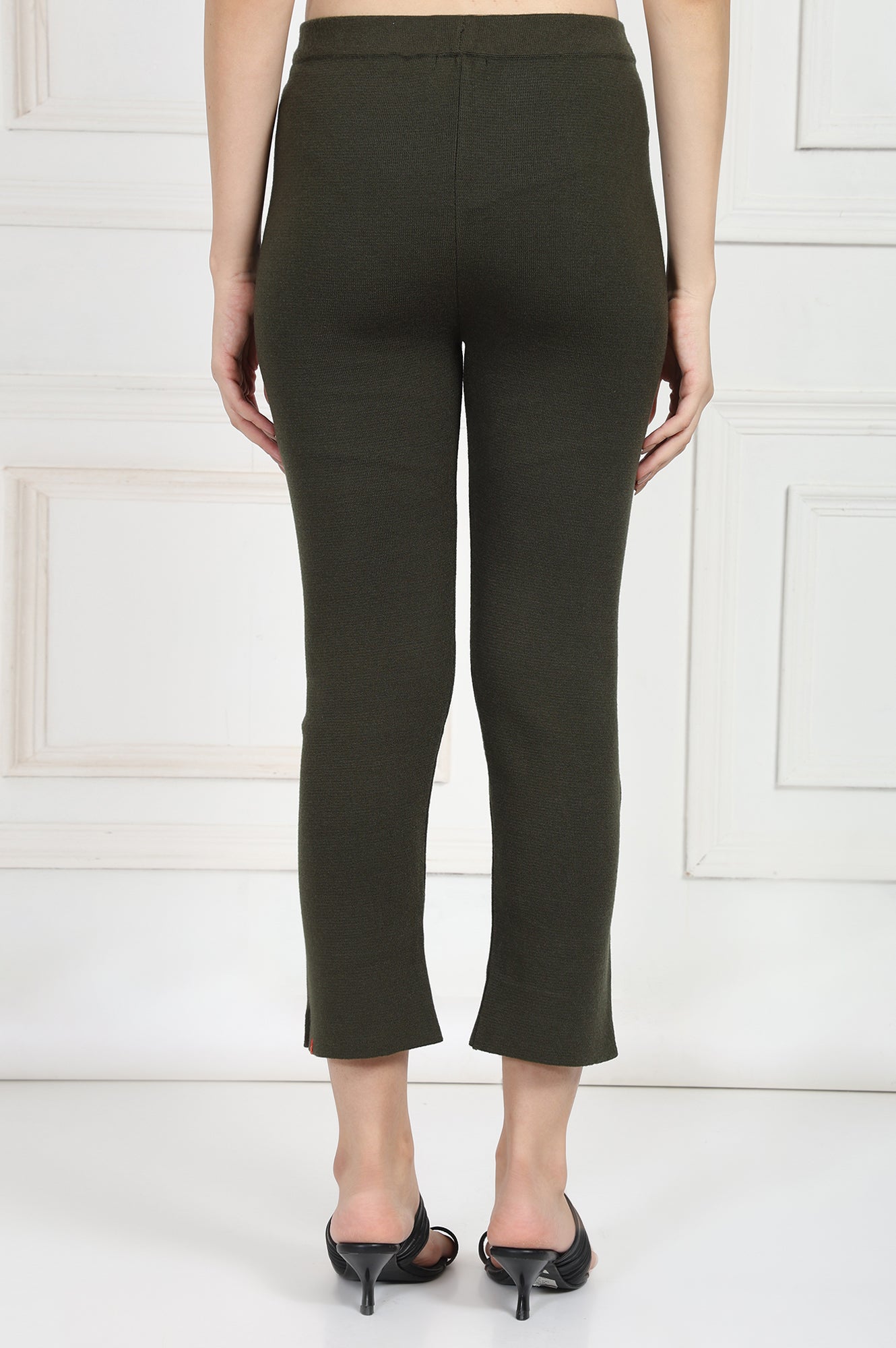 Olive Solid Blend Mid Rise Ankle Length Slim Fit Straight Pants