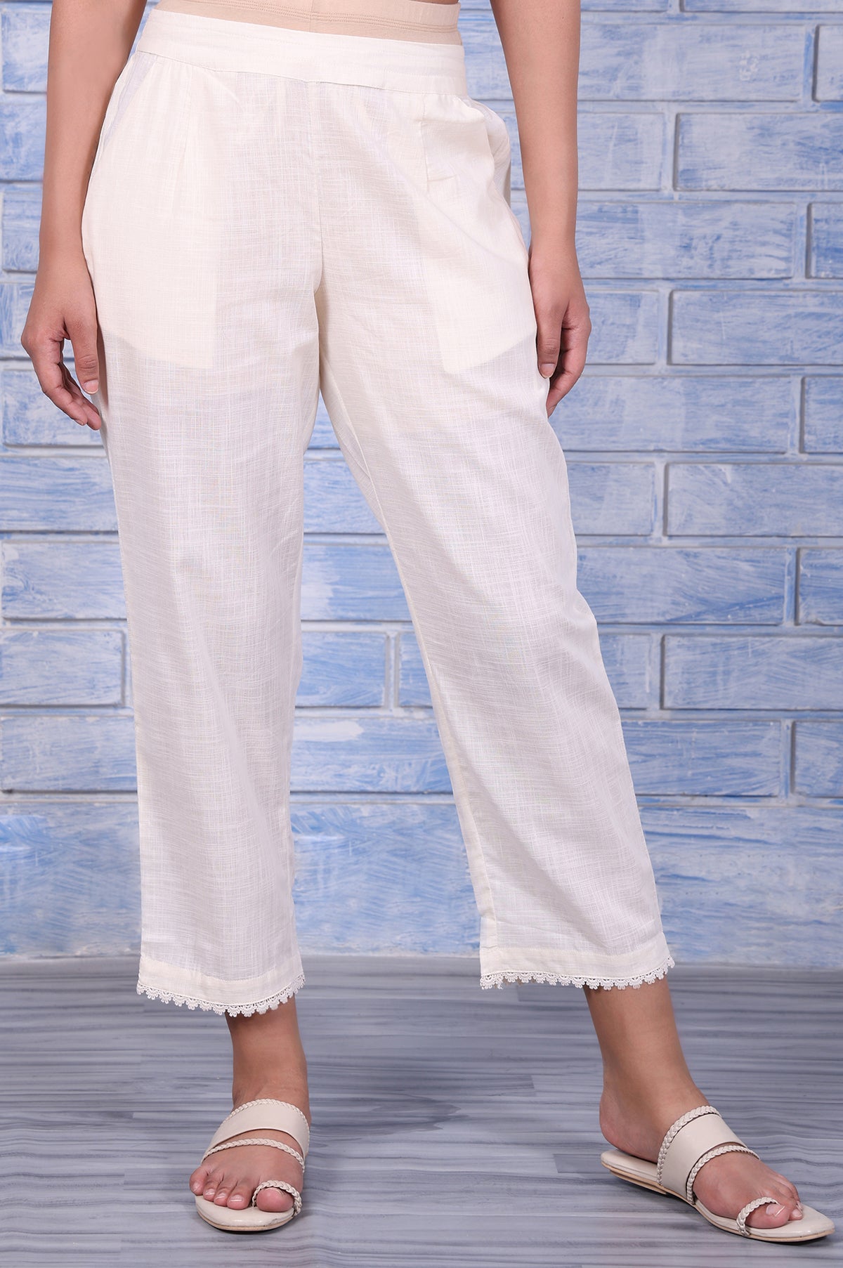 Off White Lace Pure Cotton Mid Rise Ankle Length Straight Pant - S