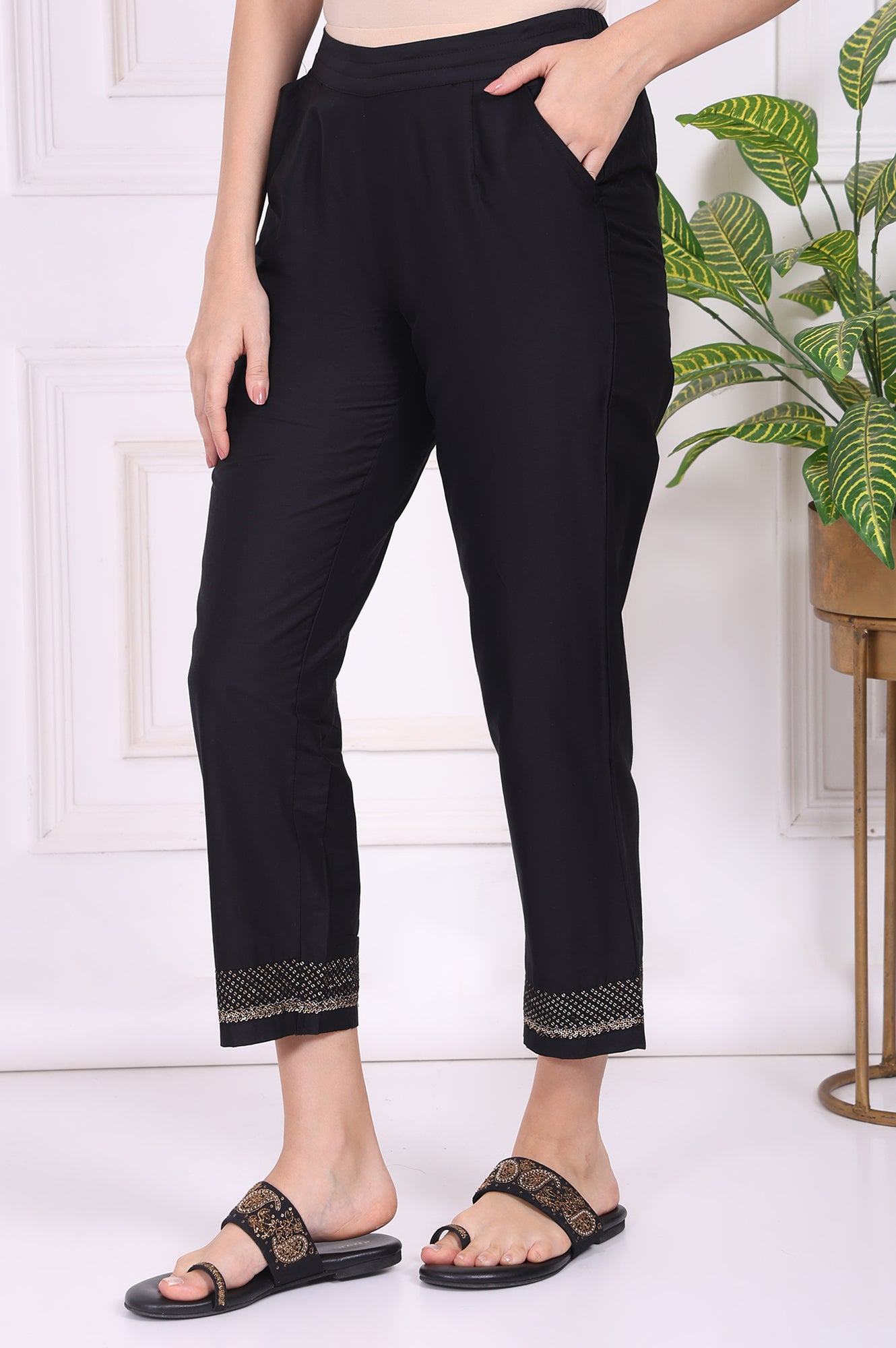 Black Solid Embroidered Mid Rise Ankle Length Straight Pants