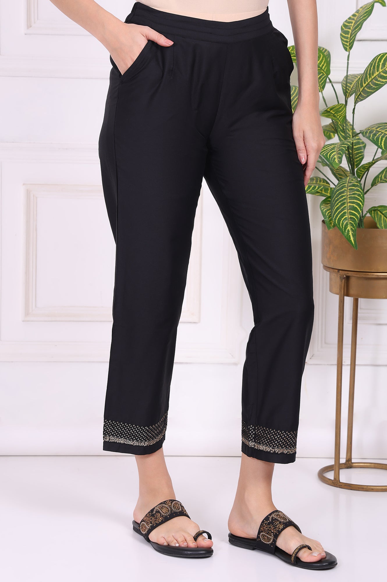 Black Solid Embroidered Mid Rise Ankle Length Straight Pants