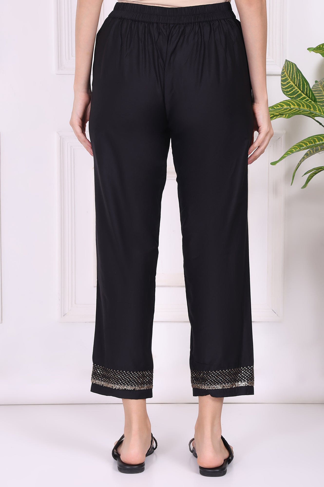 Black Solid Embroidered Mid Rise Ankle Length Straight Pants