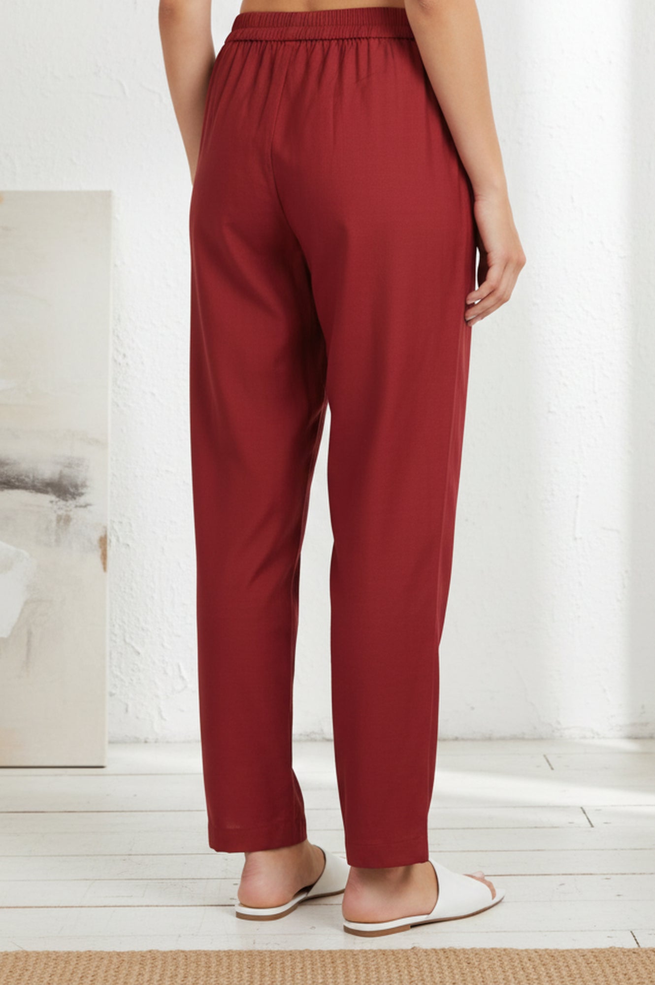 Red Solid Relaxed Fit Ankle Length Mid Rise Straight Pants