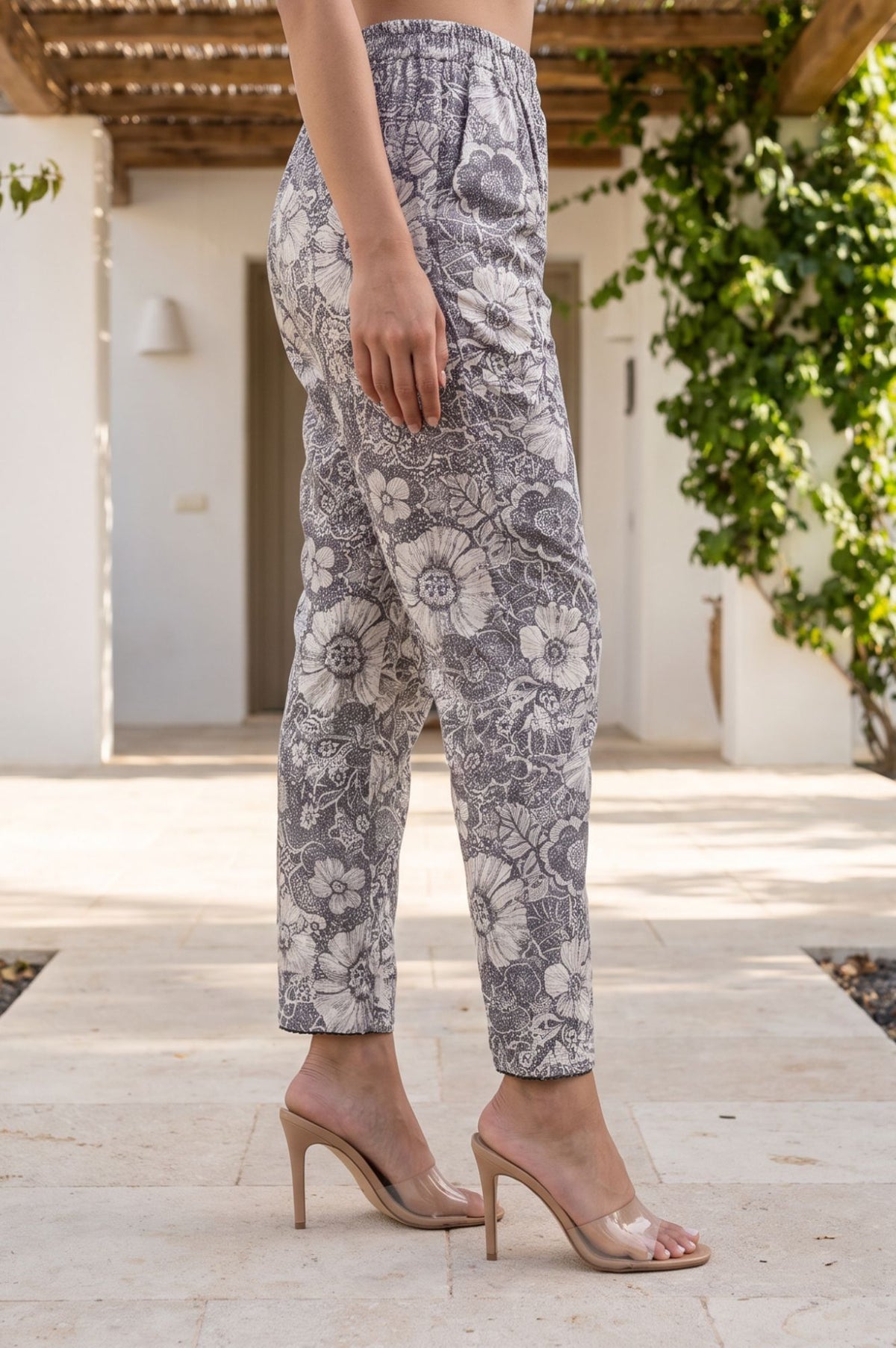 Off White Floral Printed Straight Fit Ankle Length Mid Rise Pants
