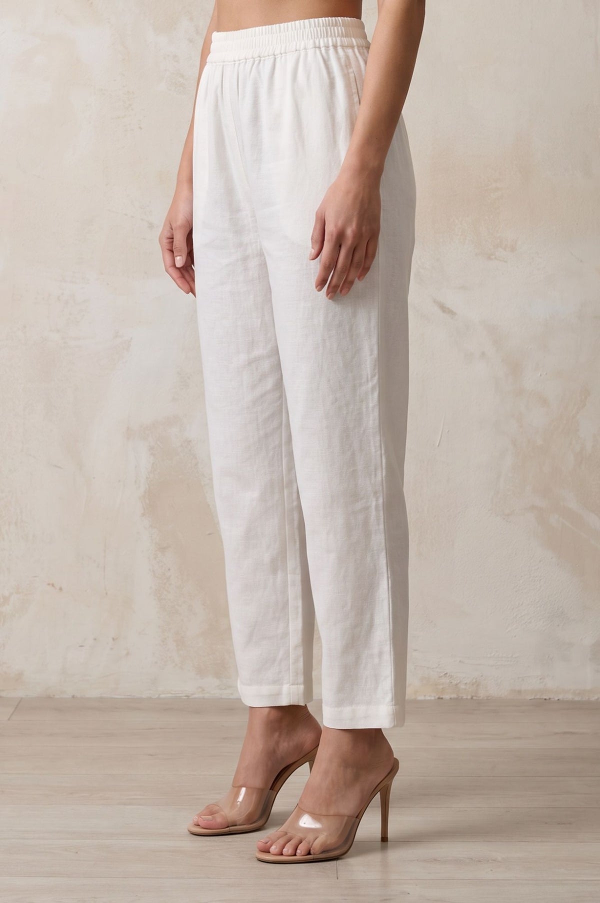 Off White Solid Tape Pure Cotton Straight Fit Ankle Length Mid Rise Pants