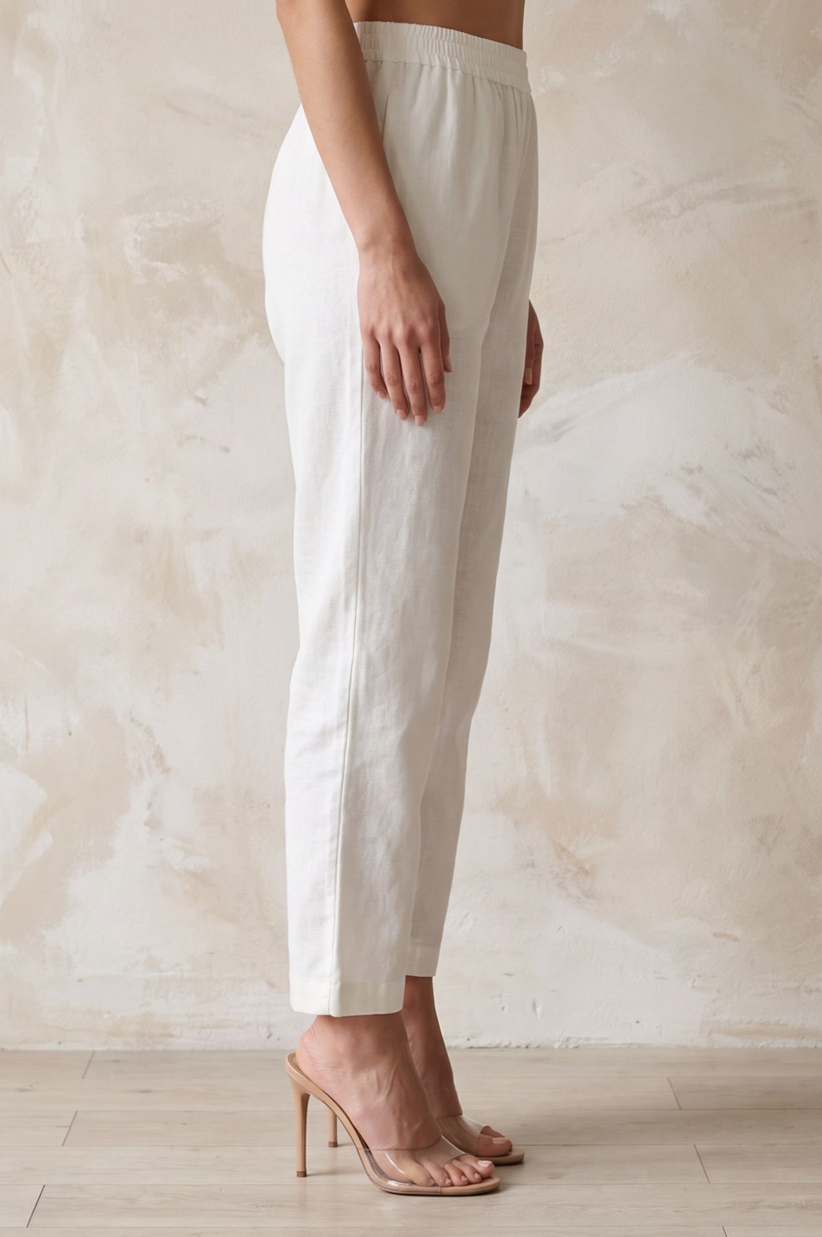 Off White Solid Tape Pure Cotton Straight Fit Ankle Length Mid Rise Pants