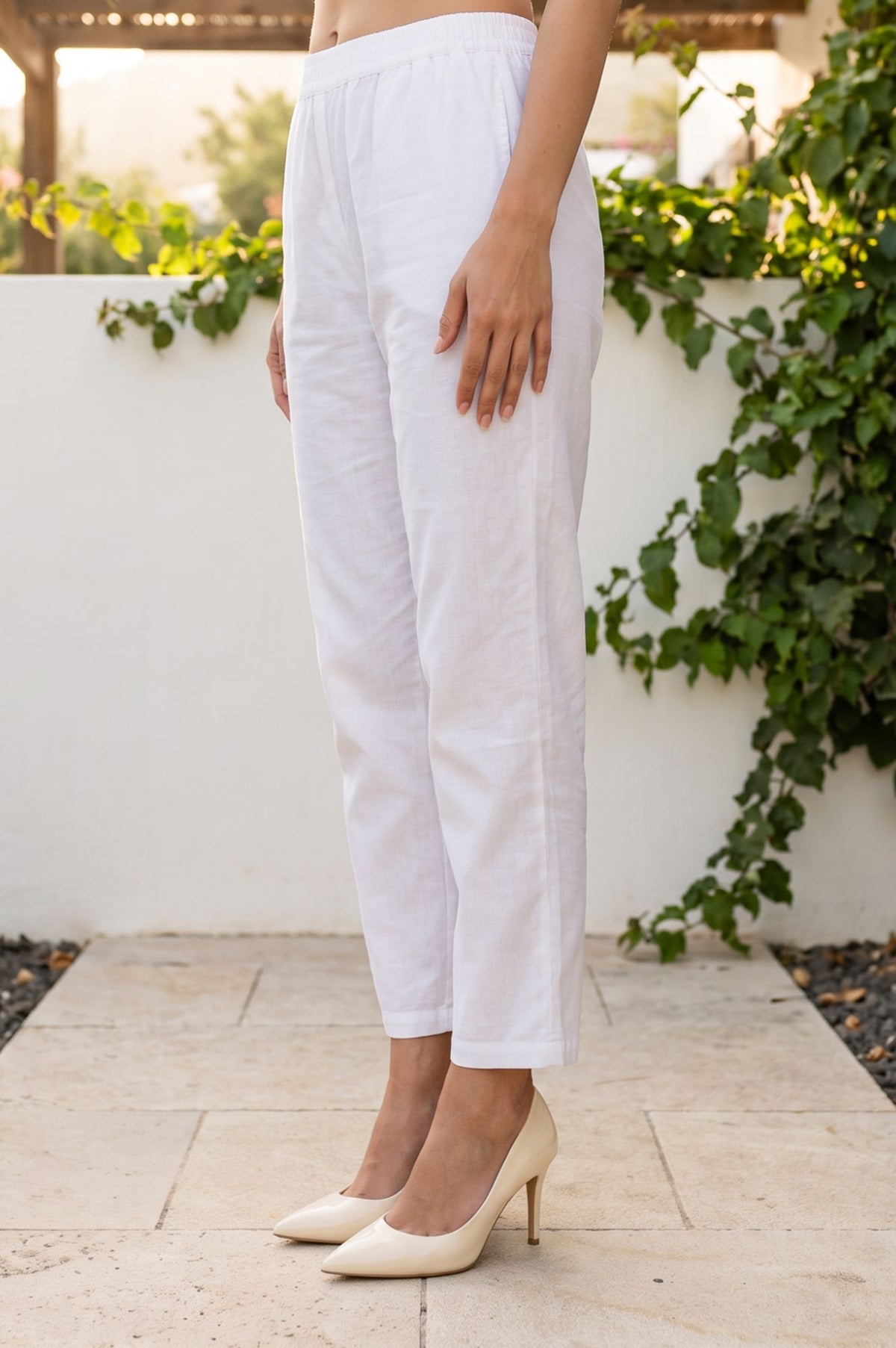 White Solid Buttons Pure Cotton Straight Fit Pants Ankle Length Mid Rise