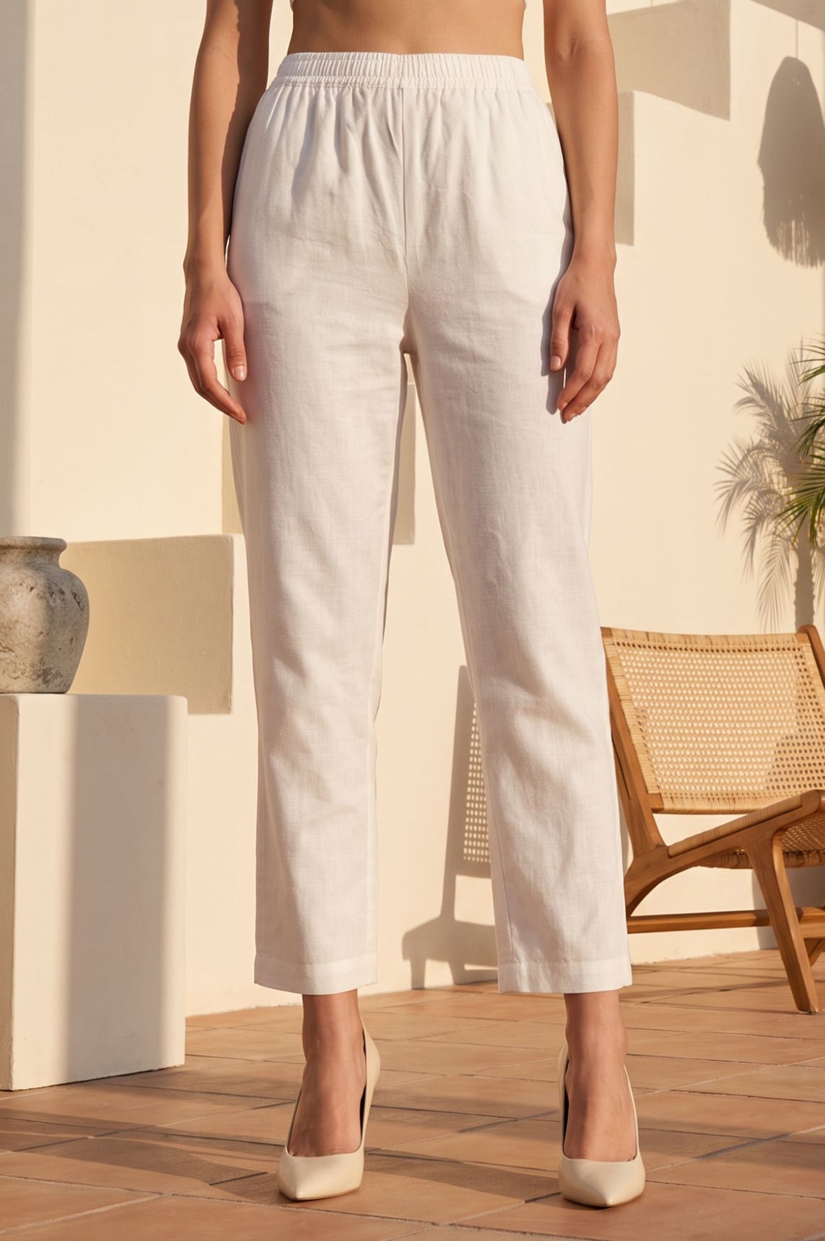 Off White Buttons Solid Straight Fit Ankle Length Mid Rise Pants