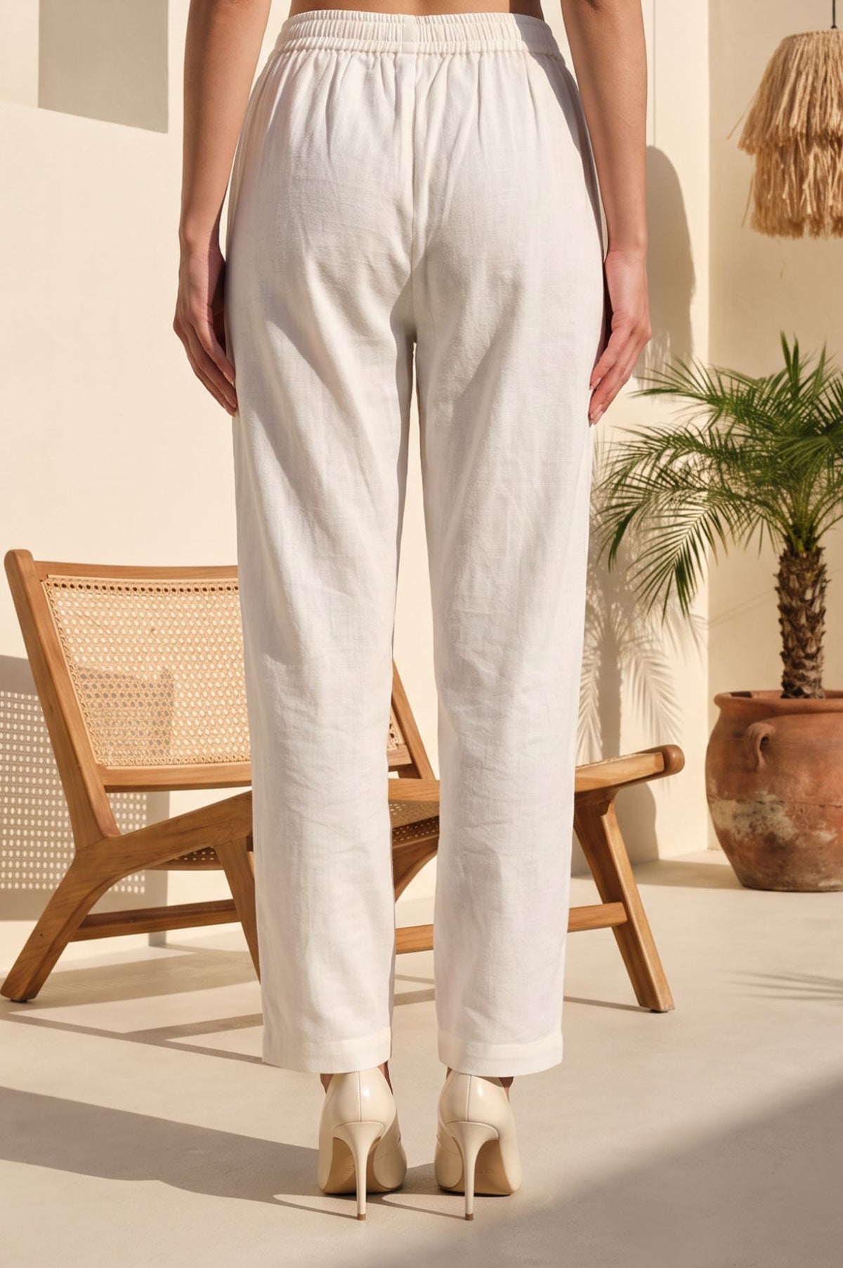 Off White Buttons Solid Straight Fit Ankle Length Mid Rise Pants
