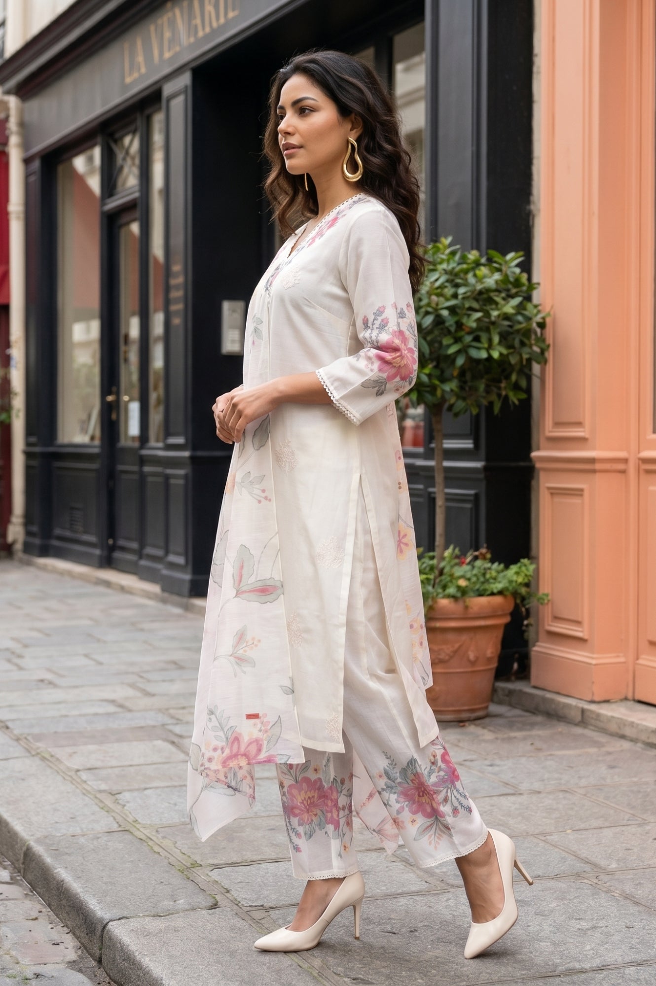 Off White Thread Embroidered Chanderi Straight Kurta With Pants and Dupatta Set