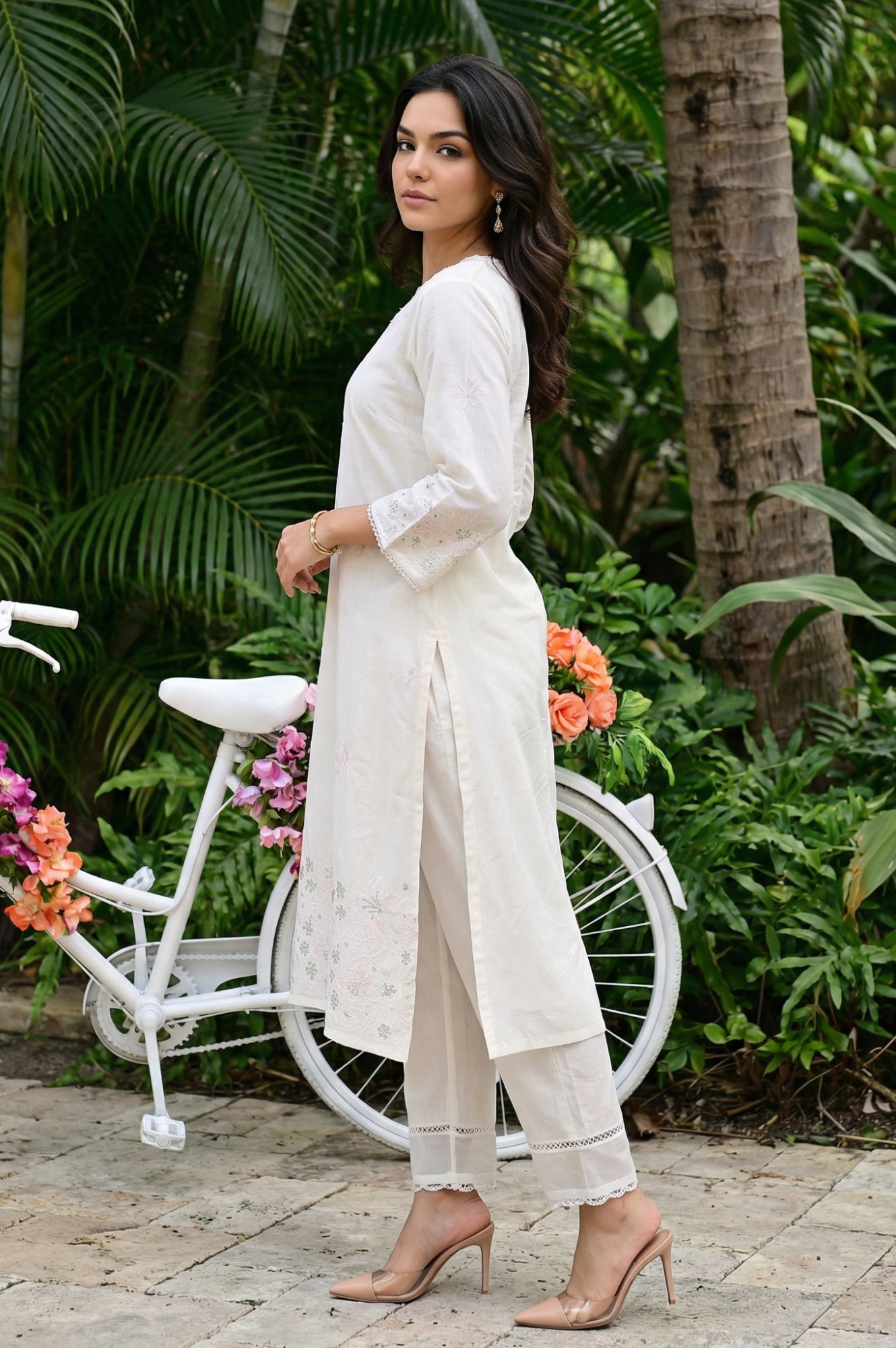Off White Thread Embroidered Chanderi Straight Kurta with Straight Pants and Dupatta Set