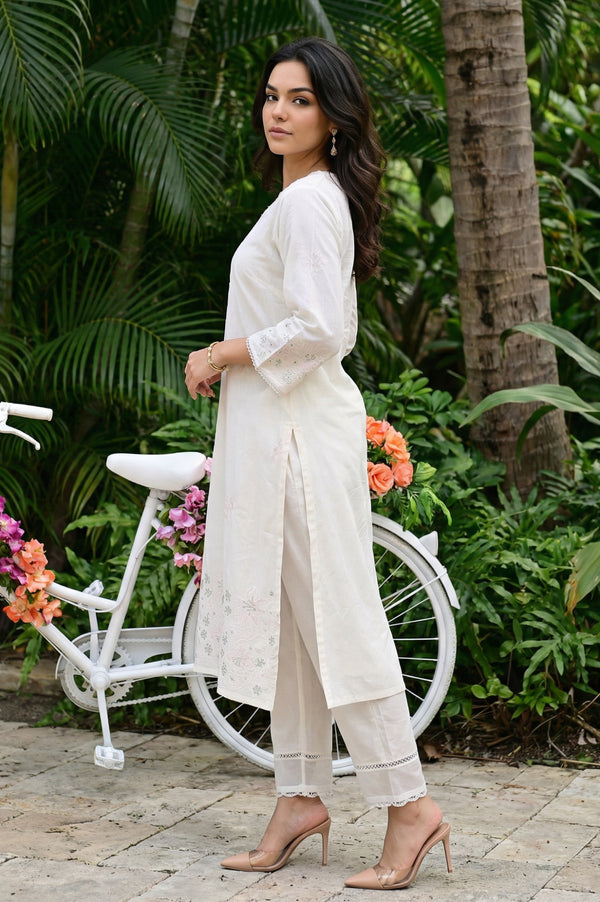 Off White Thread Embroidered Chanderi Straight Kurta with Straight Pants and Dupatta Set