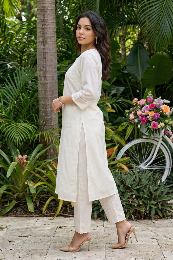 Off White Thread Embroidered Chanderi Straight Kurta with Straight Pants and Organza Dupatta Set