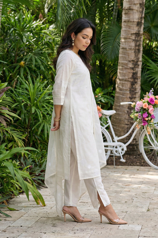 Off White Thread Embroidered Chanderi Straight Kurta with Straight Pants and Organza Dupatta Set